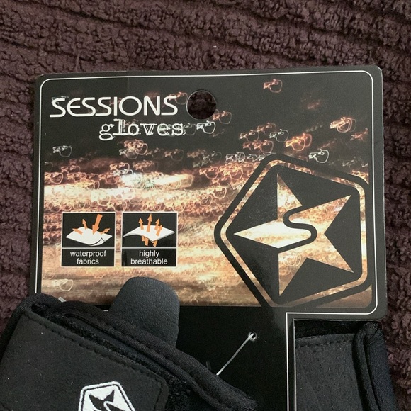 Gloves - Picture 4 of 4